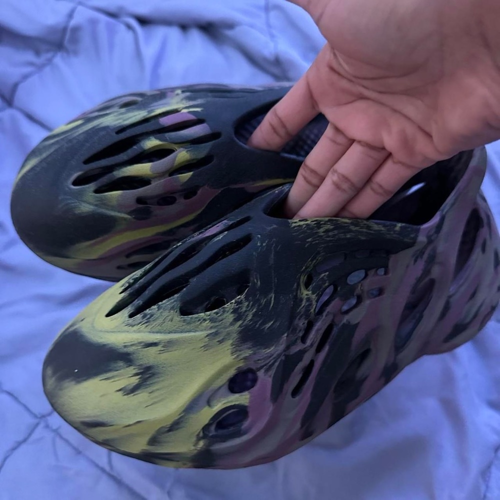 Yeezy - Picture 2 of 4